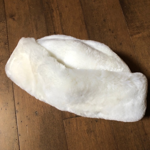 Women's 100% Sheepskin Fleece Cloche Hat - Picture 2 of 5